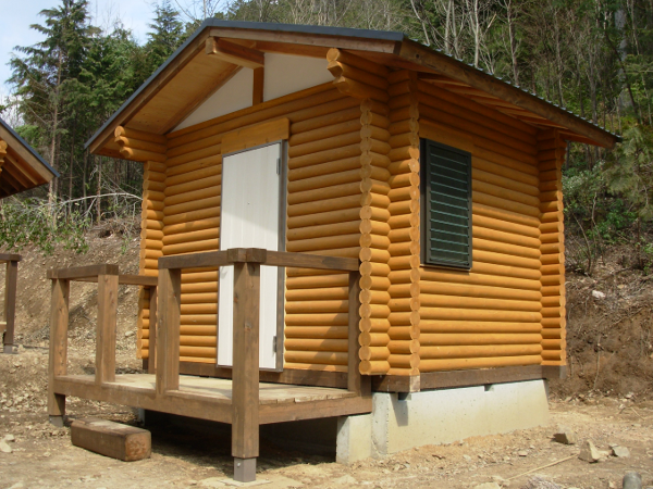 建築されたトイレ棟