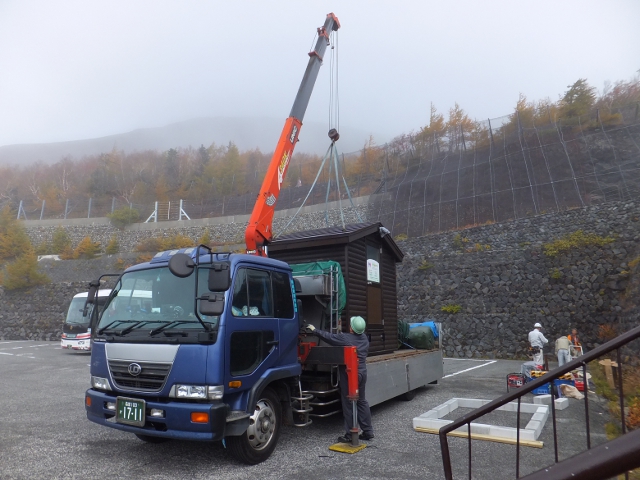 富士山に運ばれたバイオトイレ