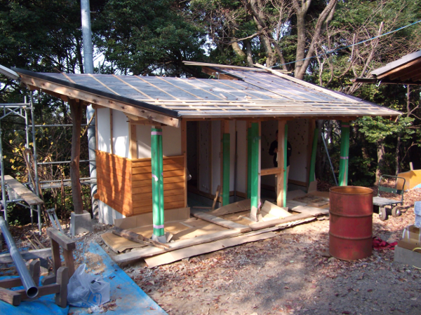 建設中のトイレ棟